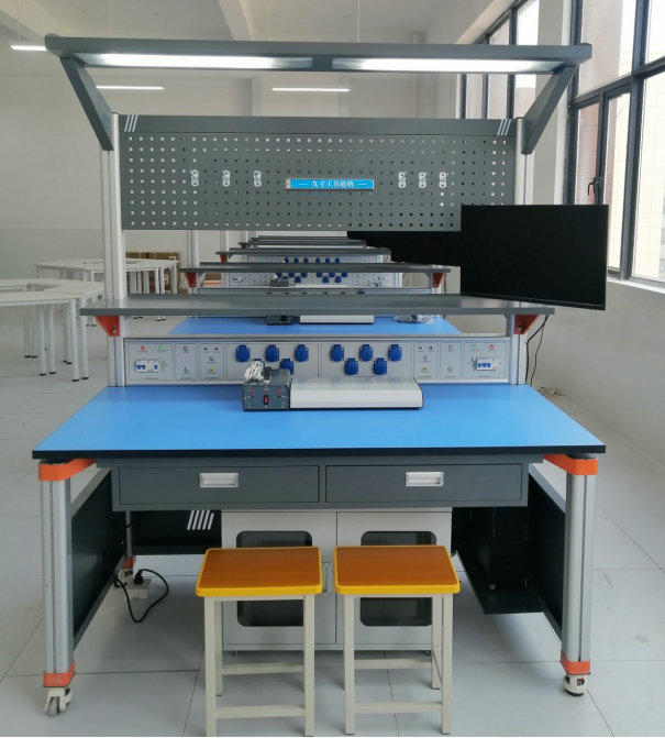 電子裝調(diào)與人工智能創(chuàng)新考核實(shí)訓(xùn)裝置
